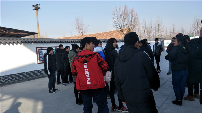 2018年1月12日曲阜时庄镇中学老师的带领40多名学生及家长来校参观